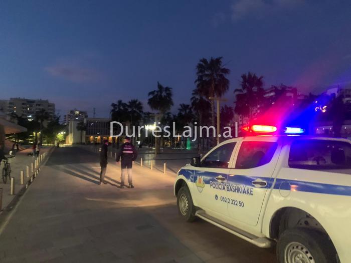 “Ne jemi në detyrë, ju qëndroni në shtëpi!” Policia Bashkiake Durrës vijon apelet ndaj qytetarëve (FOTO)