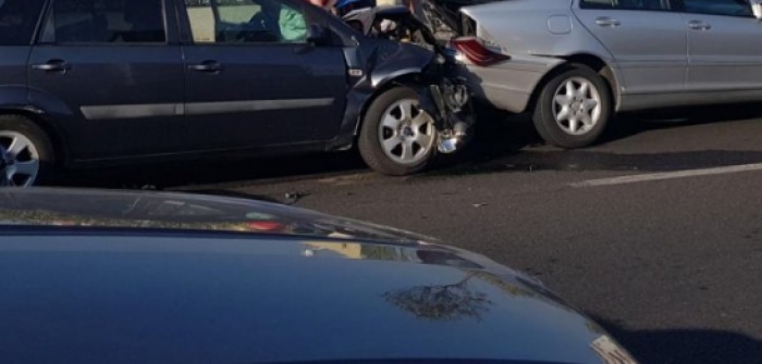 Përplasen tre automjete, lëndohet një grua shtatzënë