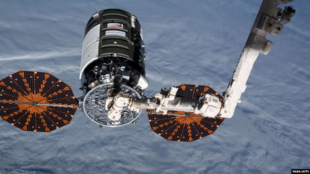 Koronavirusi/ NASA mbyll dy qendra hapësinore, shtyhet misioni për të dërguar astronaut në Hënë