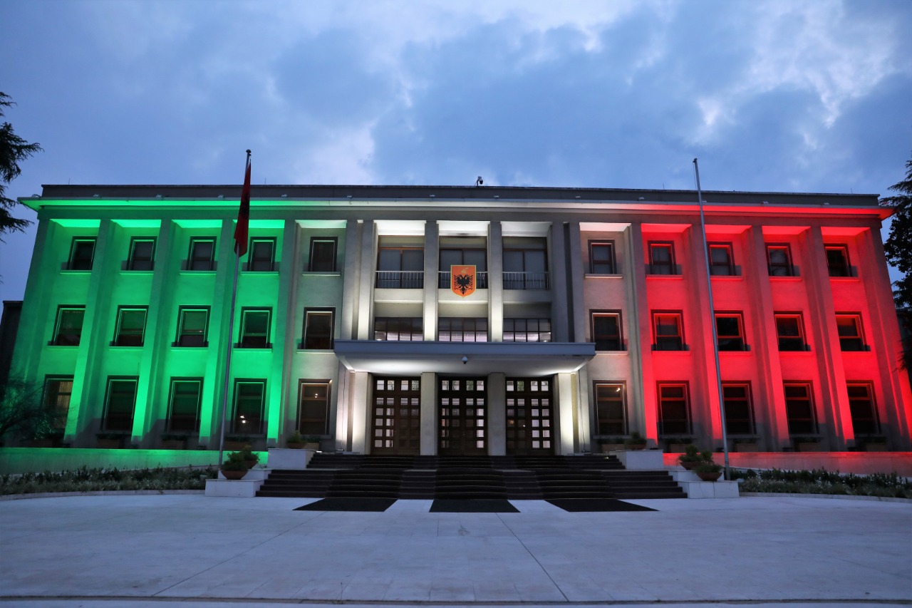 Presidenca ndriçohet me ngjyrat e flamurit kombëtar italian në shenjë solidariteti