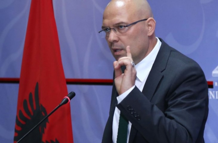 “A përfitojmë gjë nga fondet e qeverisë?”, Manjani: Mos prisni, ngrohuni në diell