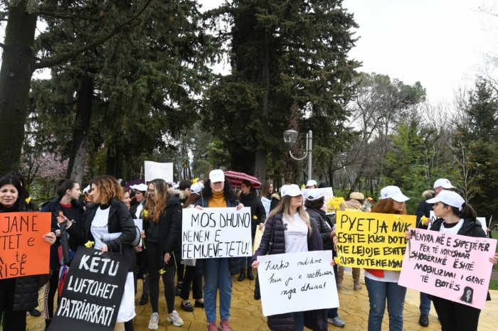 8 Marsi/ Gratë në Tiranë protestë para Drejtorisë së Policisë (FOTO)