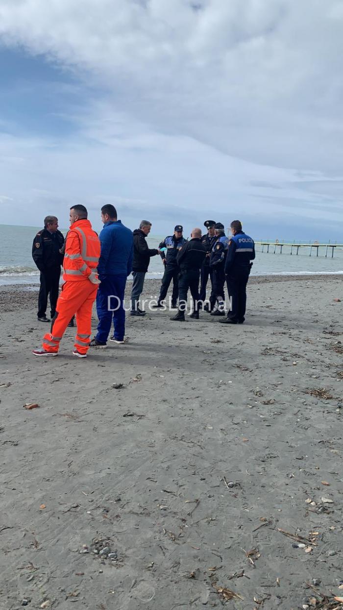 FOTO/ Përmbyset varka e peshkimit në Durrës, nxirret i gjallë një peshkatar, vijojnë kërkimet për tjetrin