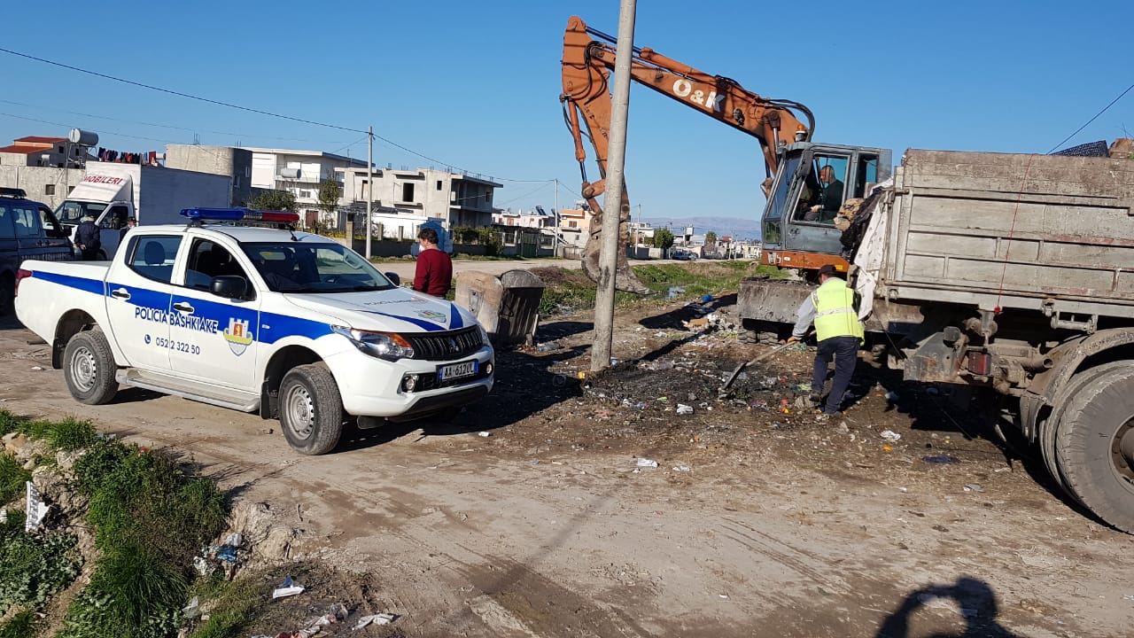 Durrës, gjobitet një shtetas për hedhjen e mbeturinave. Varfaj i prerë: Zero tolerancë për shkelësit e ligjit