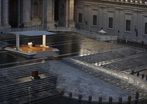 Papa i lutet zotit në sheshin e zbrazët: Jemi të gjithë në të njëjtën varkë, duhet t’u japim rremave së bashku