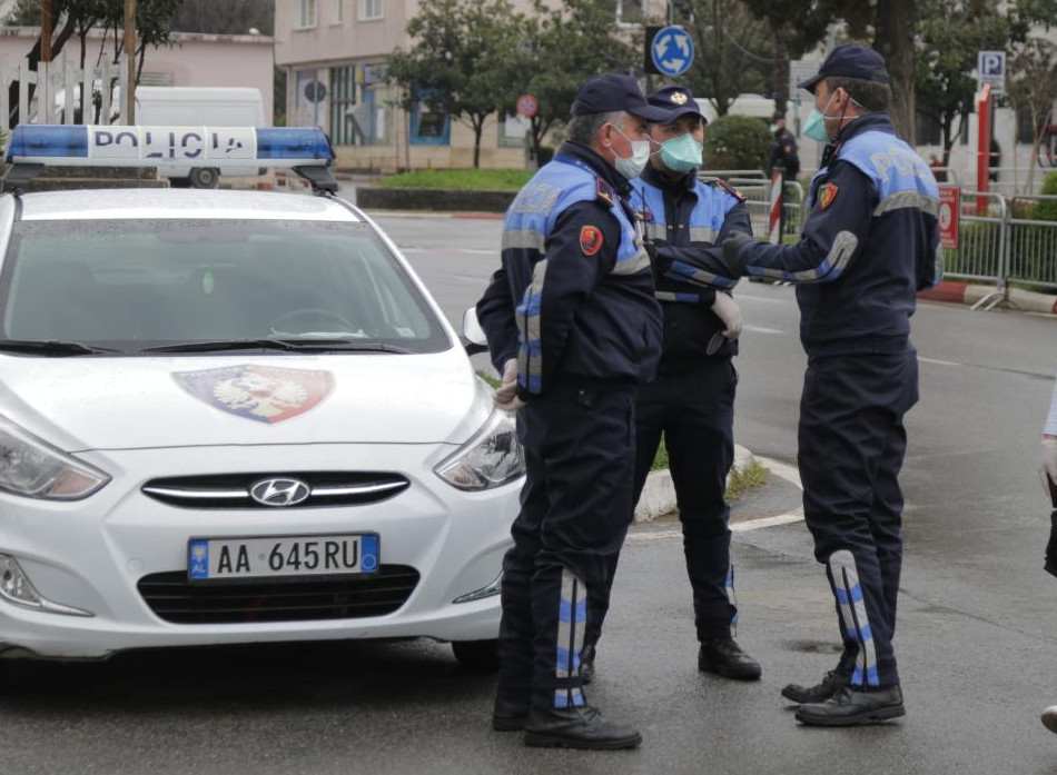 Patrullime në rrugë për zbatimin e urdhrit/ Në Durrës procedohet një shofer se nuk iu bind policisë