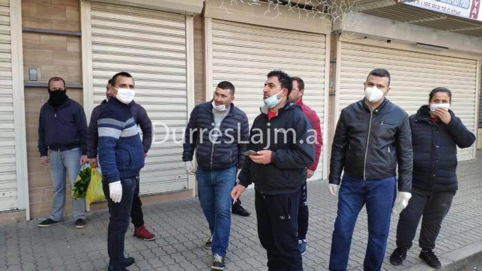 Shpërndarja e tregut të fruta-perimeve, tregtarët e Durrësit përplasen me Policinë (VIDEO)