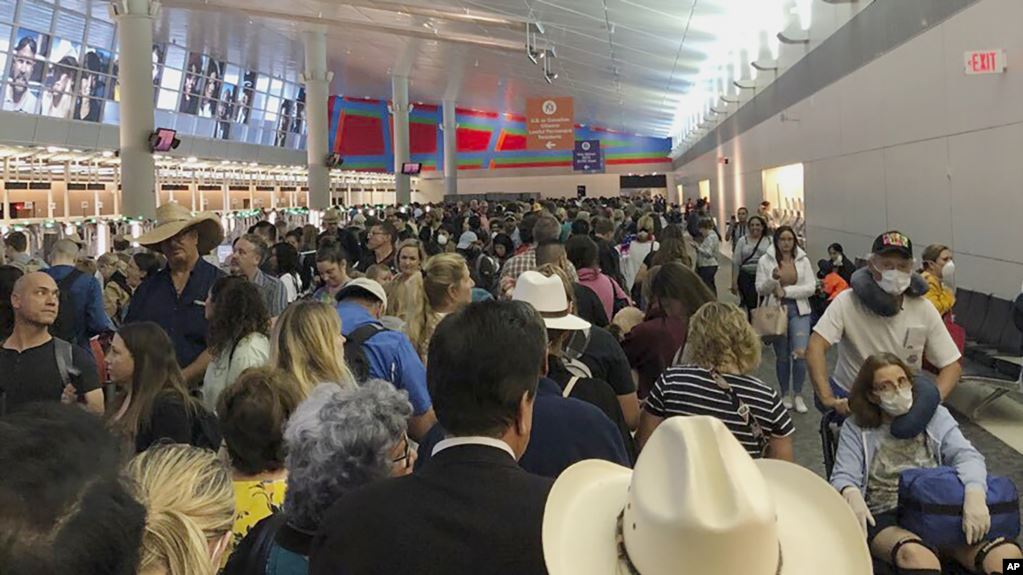 SHBA, mbipopullohen aeroportet pas vendimit për ndalim të udhëtimeve