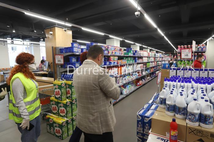 Durrës, Task-Force në terren, kontrolle tregtarëve për abuzime me çmimet (VIDEO)