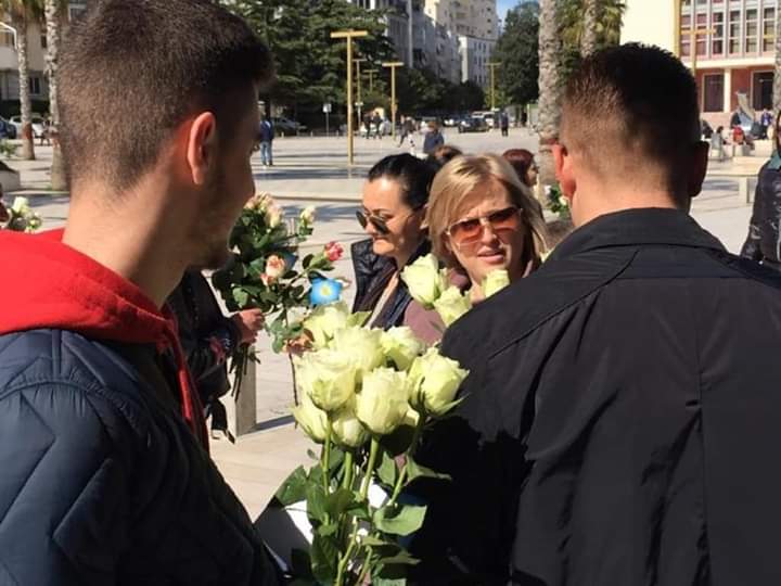 FRPD u dhuron 300 trëndafila grave të Durrësit (FOTO)