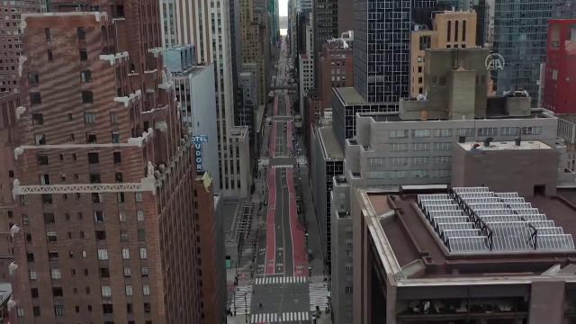 “Qyteti që nuk fle kurrë” i boshatisur! Droni filmon nga lart kryeqendrën e botës si kurrë më parë (VIDEO)