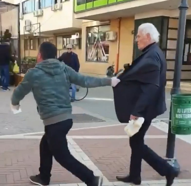 Dhunoi dhe akuzoi padrejtësisht të moshuarin, pas videos virale, tregtarit i hiqet leja! (VIDEO)