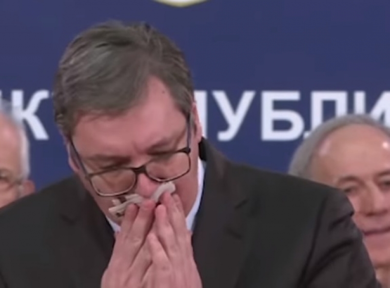 Doli në konferencë për koronavirusin, Vuçiç nuk ndalet së kollituri. Ja çfarë iu tha gazetarëve (VIDEO)