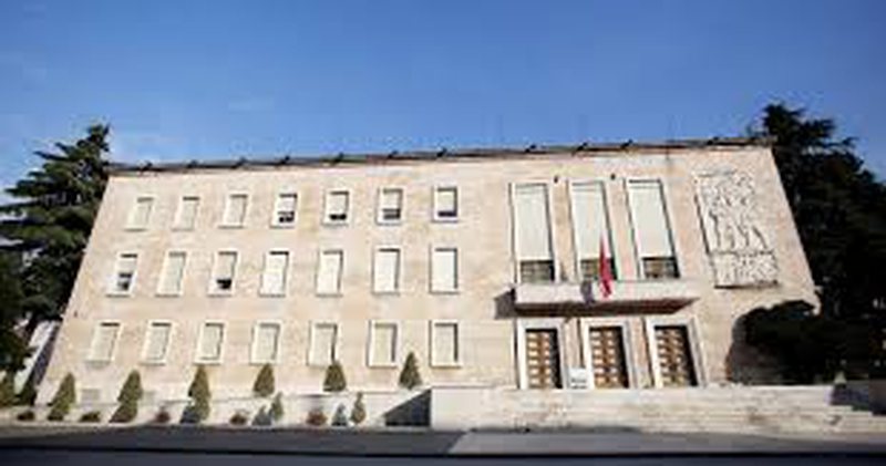 Nga nesër s’do përdorin më makinë, urdhër i ri për këta punonjës të administratës