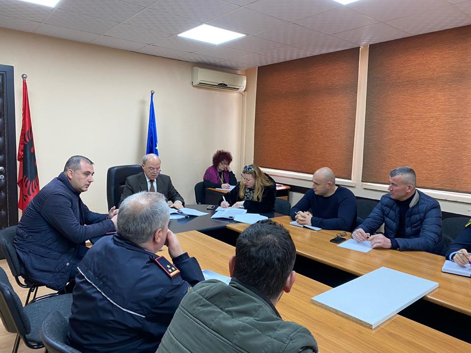 Përgatitjet për sezonin turistik, prefekti i Durrësit mbledh drejtorët për të koordinuar punën