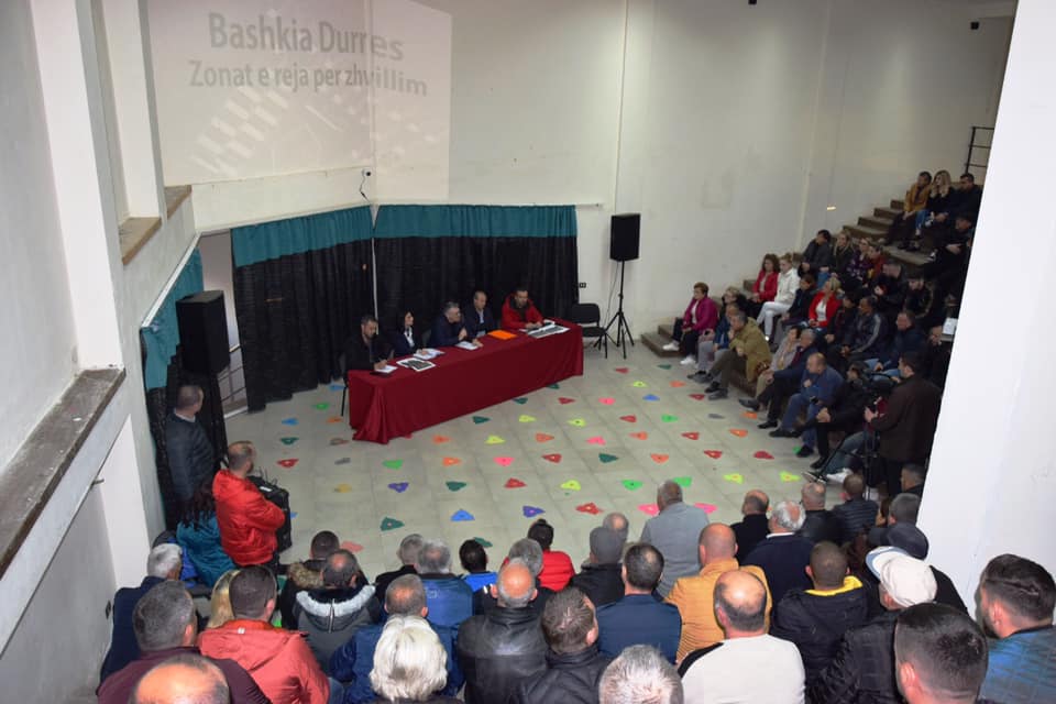 Procesi i rindërtimit në Durrës/ Zhvillohet dëgjesa e dytë publike me banorët e një prej zonave më të dëmtuara nga tërmeti (FOTO)