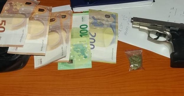 Armë e lëndë narkotike në makinë, kapet 35-vjeçari, e pëson edhe bashkëshortja e tij