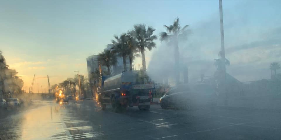 Koronavirusi/ Nis dezinfenktimi i hapësirave publike në Durrës (FOTO)