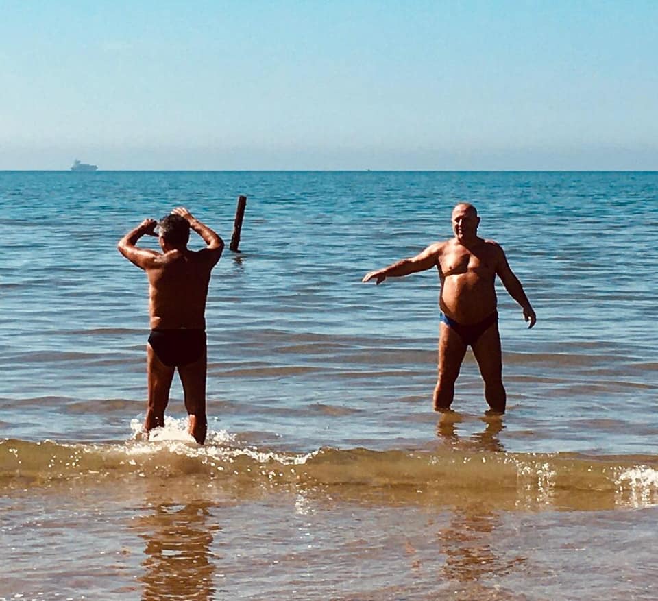 “Jeta vazhdon!” Ja si e sfiduan koronavirusin durrsakët në Shkëmbin e Kavajës (FOTO)