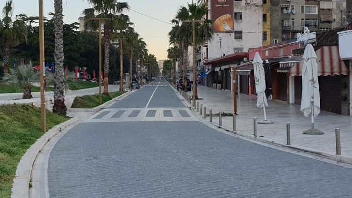 “Shtetrrethimi”/ Ndalohen 5 persona në Durrës, dolën me makina në rrugë