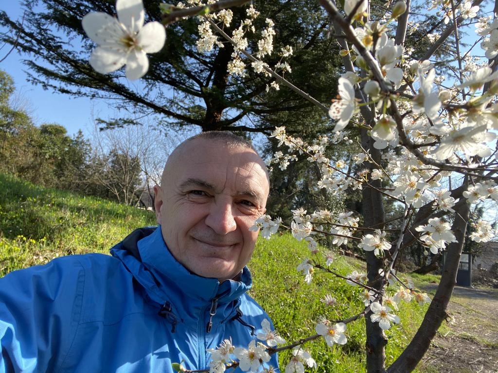 Presidenti e nis ditën me lule: Pranvera nuk ndalet!