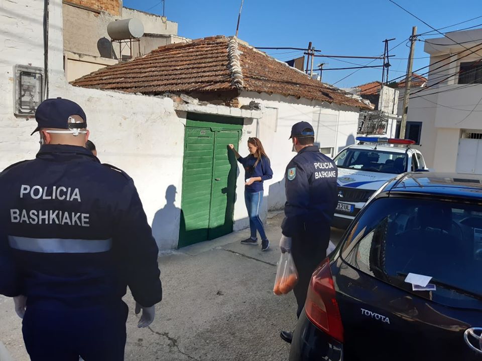 Durrës/ Policia Bashkiake shpërndan pako me ushqime tek pensionistët e vetmuar (FOTO & VIDEO)