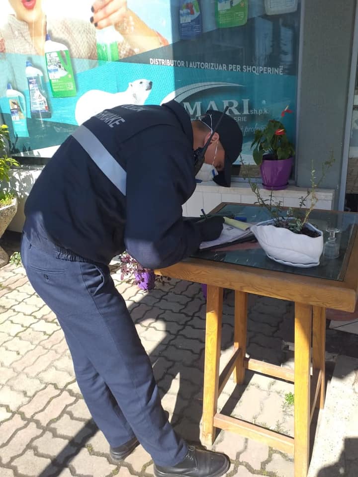 Ndotën mjedisin, Policia Bashkiake e Durrësit gjobit njësitë tregtare