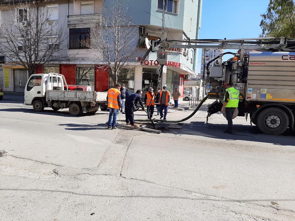 Durrësi në karantinë, UKD zhbllokon pusetat në qytet (FOTO)