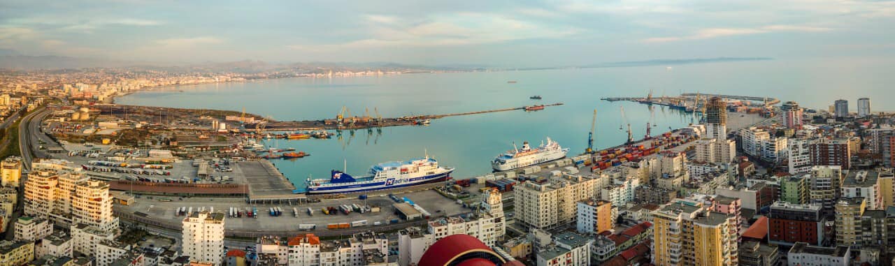 Shqipëria në karantinë, në portin e Durrësit vijon puna