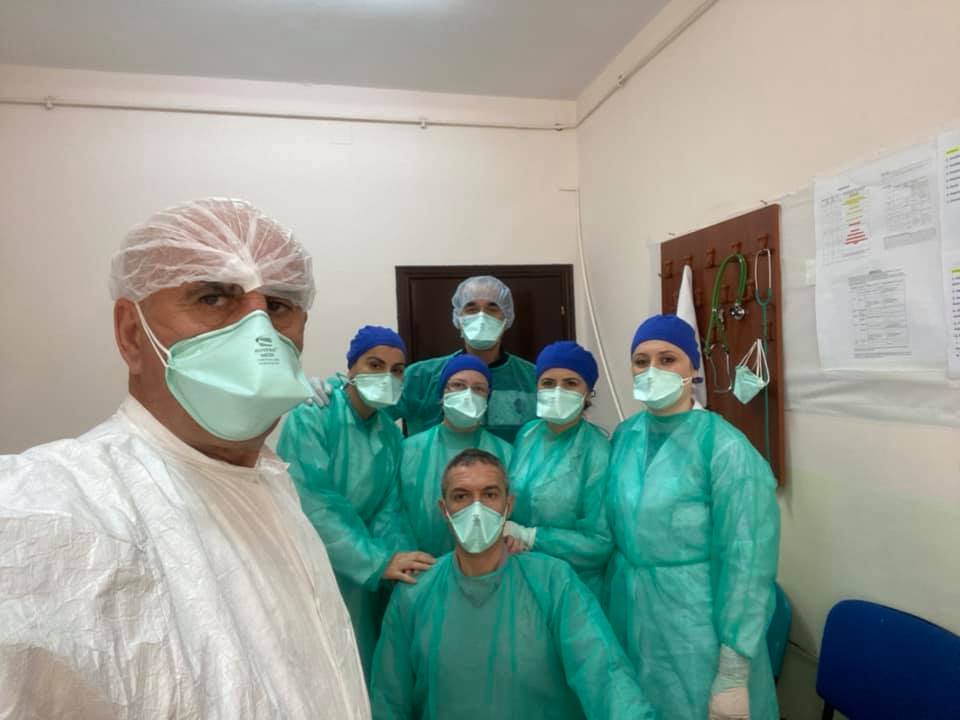 Mjeku Pipero nxjerr fotot me kolegët: Së bashku do e fitojmë këtë betejë