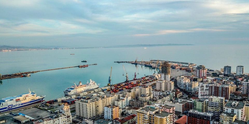 Porti i Durrësit vijon punën, anijet tregtare nuk kanë ndalur asnjë moment