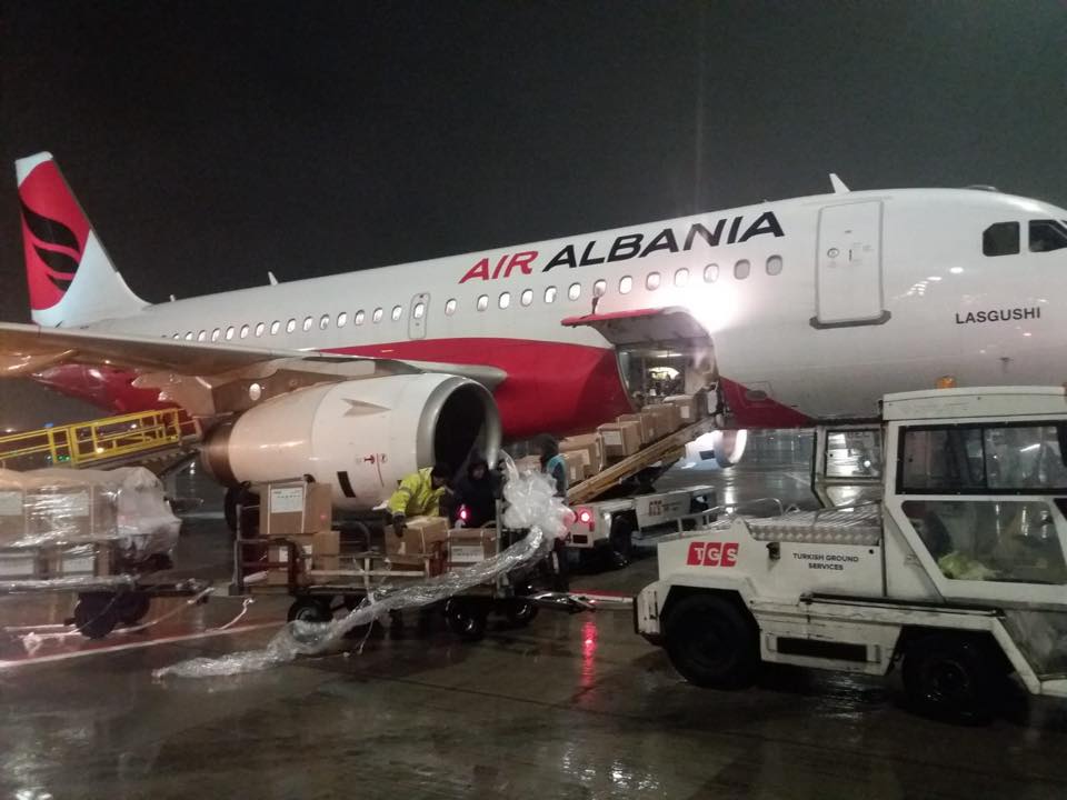 “Lasgushi u ngarkua në Stamboll”, Shqipëria merr pajisje mbrojtëse nga Turqia për pacientët dhe mjekët