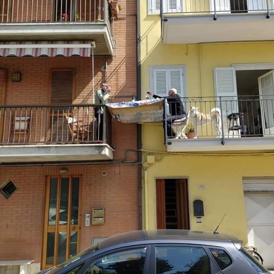 Një drekë mes miqsh në kohën e koronavirusit!