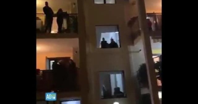 “Njerëz si ne nuk dorëzohen kurrë!” Në luftë me koronavirusin, italianët këndojnë në ballkone (VIDEO)