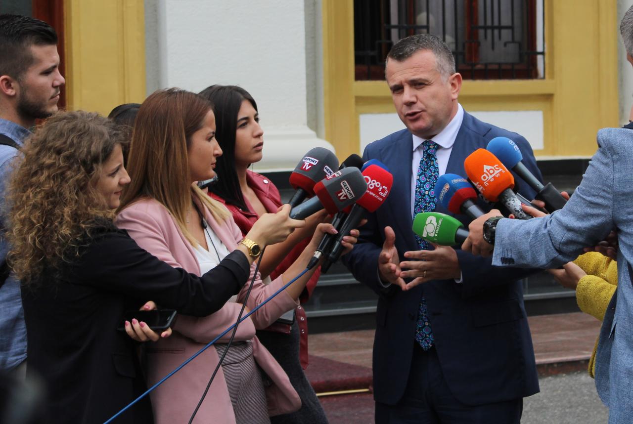 Do e shpërndajë Meta parlamentin? Balla: Presidenti i vjen anash Kuvendit!