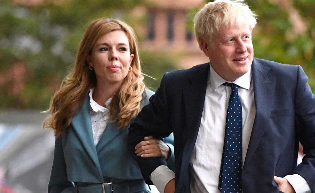 Kryeministri britanik dhe partnerja e tij, në pritje të një fëmije