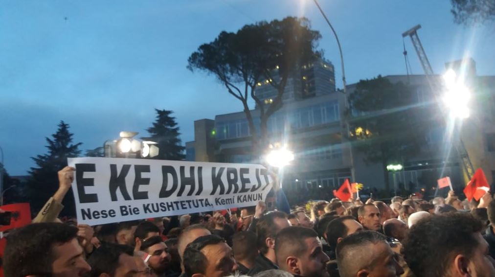 Banderola në manifestimin e Ilir Metës: Nëse bie Kushtetuta, kemi Kanun