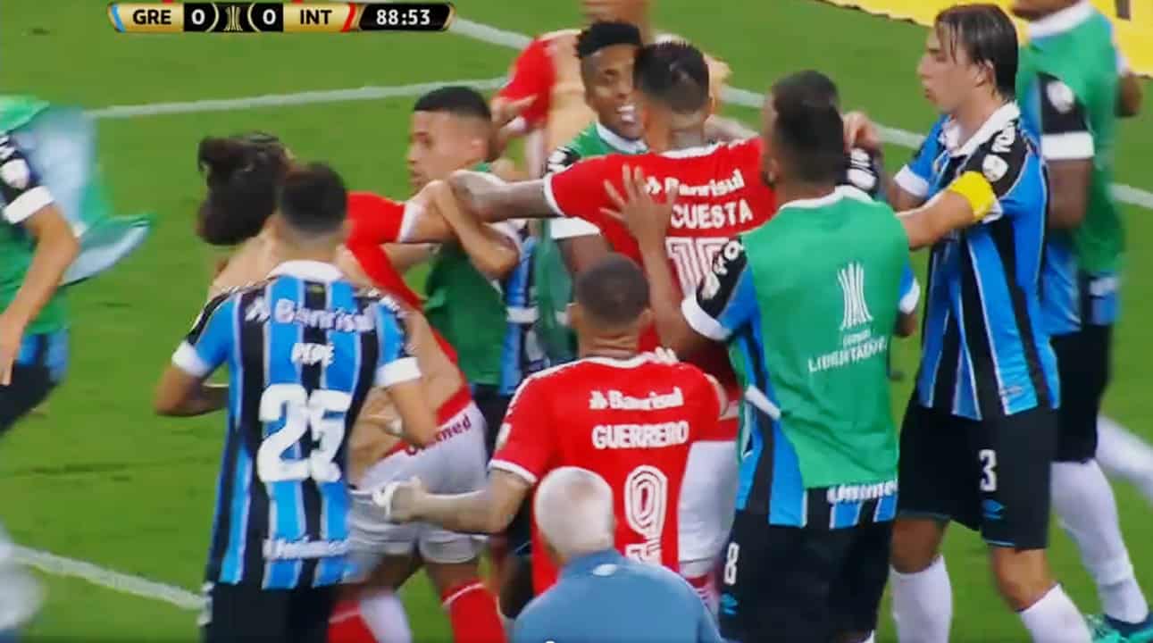 Derbi i Porto Allegres me bilanc lufte, arbitri nxjerr 8 kartonë të kuq