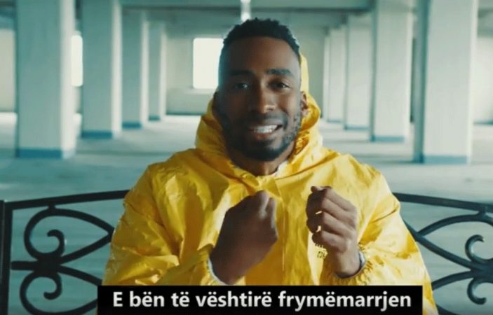 Rama publikon videomesazhin e artistit të famshëm amerikan: Përqafim në distancë