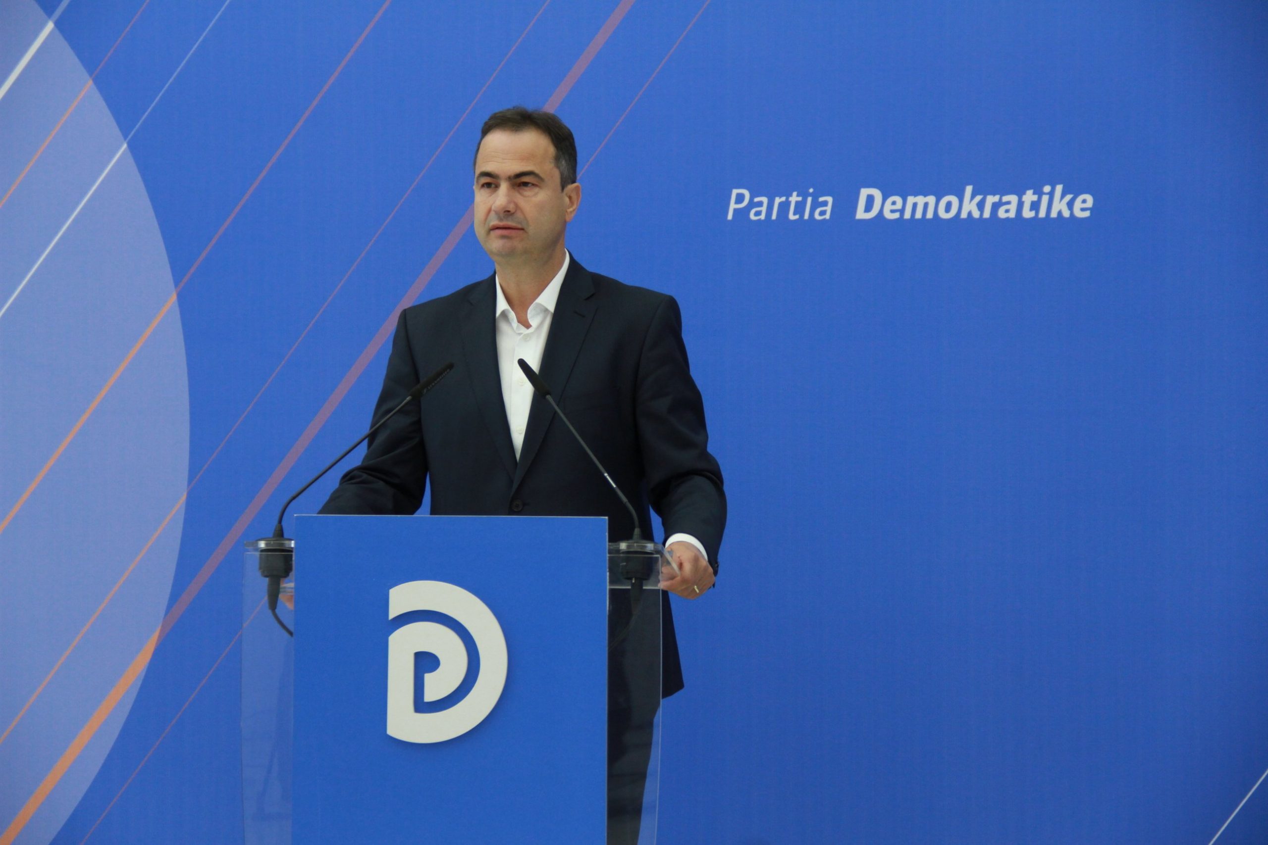 Denoncimi i Luçiano Boçit: Qeveria braktis dhe le në mëshirë të fatit 100 studentë në Bullgari