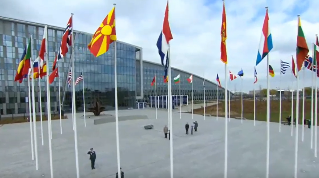 Flamuri i Maqedonisë së Veriut ngrihet para selisë së NATO-s