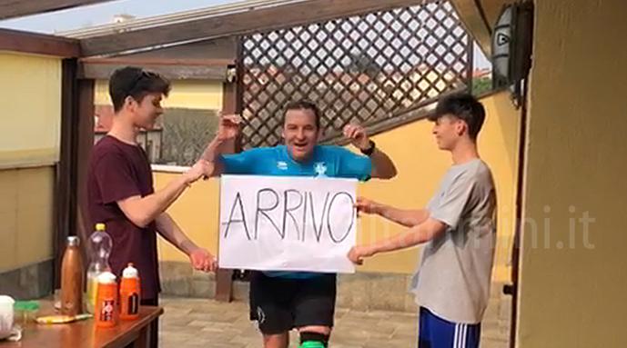 Nuk mund të vrapojë jashtë, 50-vjeçari përshkon gjysmëmaratonën në tarracën e shtëpisë