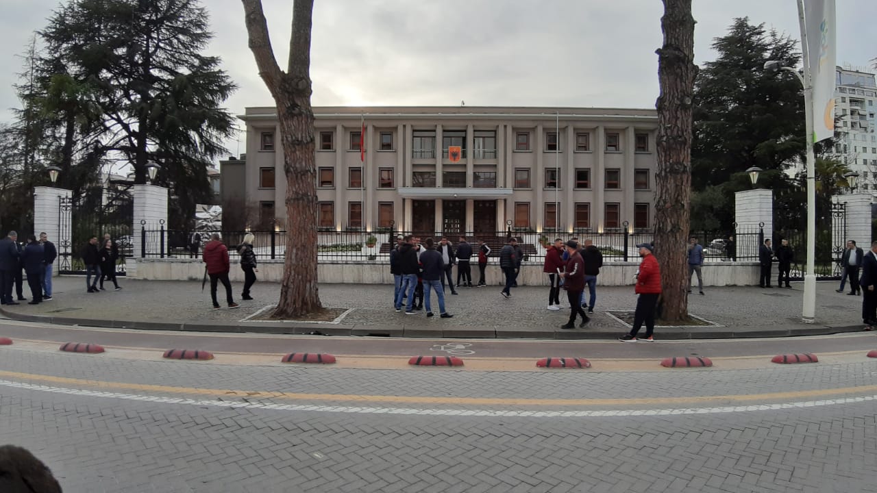 Pak para manifestimit/ Podium para Presidencës, ja kush pritet të flasë