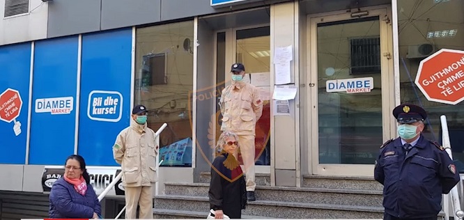 Apeli i policisë: Ruani distancën nga njëri-tjetri për të mirën e të gjithëve