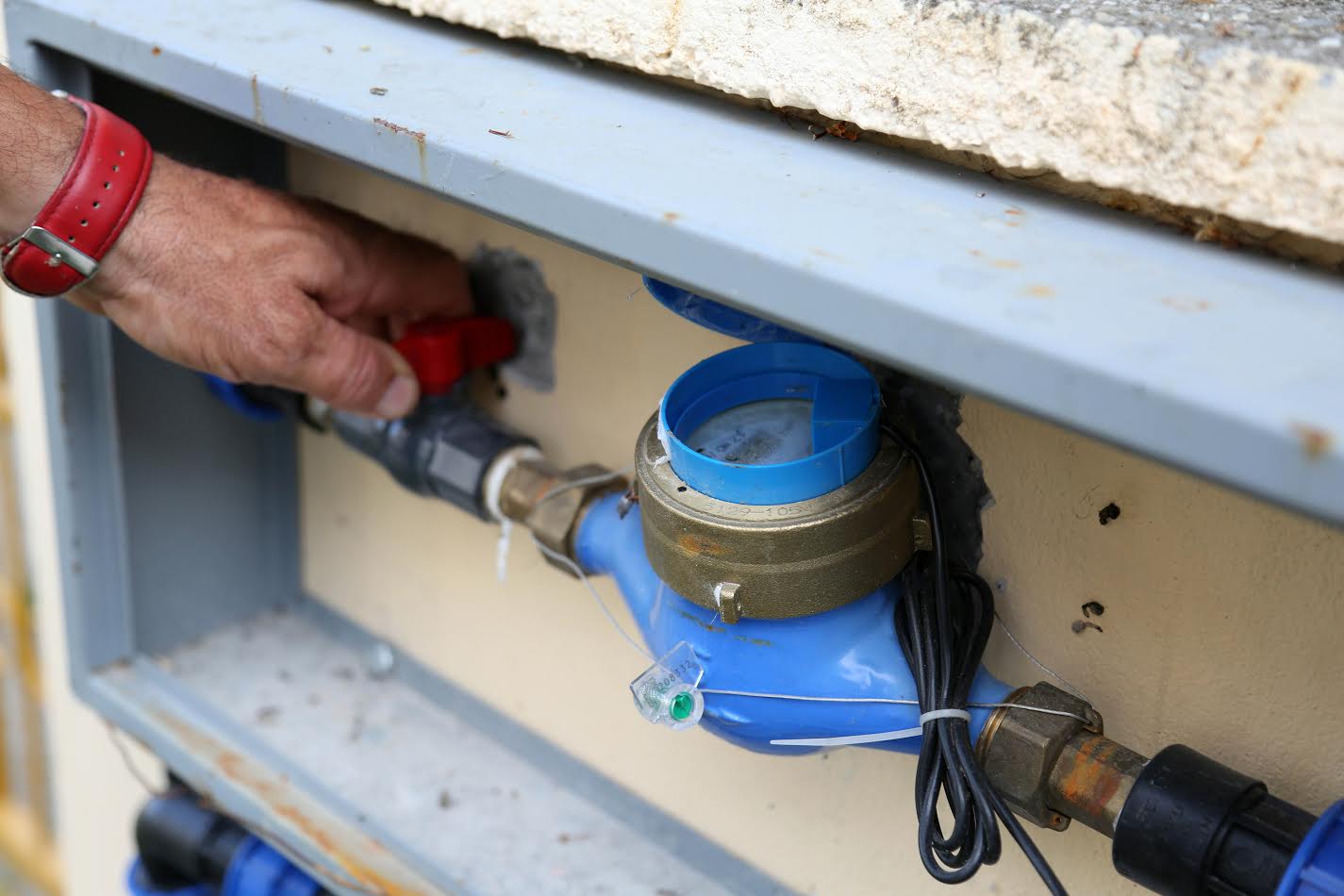 Vidhte sahatët e ujit në lagjet e Durrësit, kapet hajduti 39-vjeçar