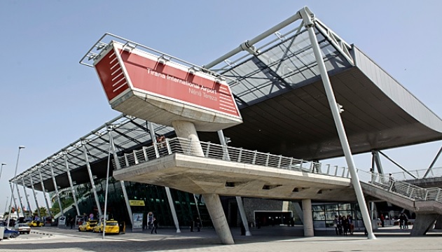 Autoriteti i Aviacionit Civil pezullon të gjitha fluturimet nga Tirana me 10 aeroporte të Italisë