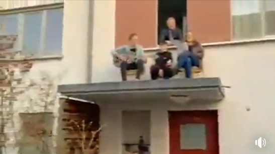 Këndojnë “Bella ciao”, gjermanët solidarizohen me popullin italian (VIDEO)