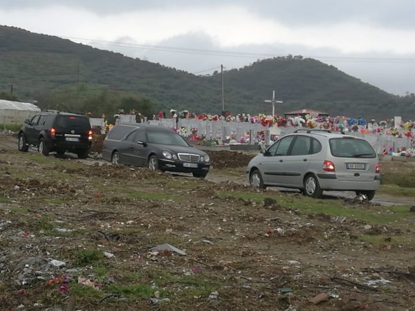 E trishtë/ Nga spitali në varreza, 71-vjecari që ndërroi jetë nga Covid 19, përcillet për në banesën e fundit vetëm nga gruaja