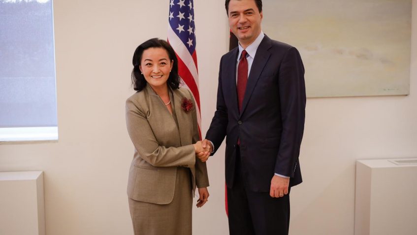 Pak orë para tubimit, Basha takohet me ambasadoren Yuri Kim