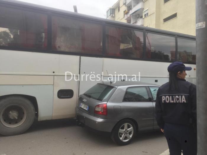 Autobusi i linjës Durrës-Shijak përplaset me një automjet (FOTO)